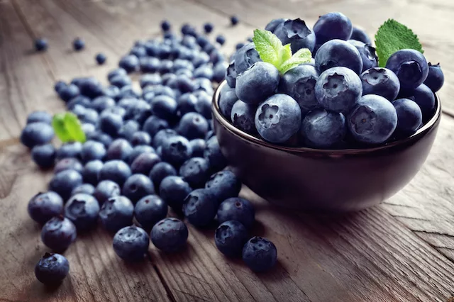 hormone-balancing snacks of berries